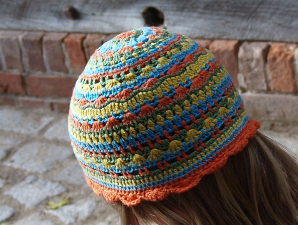 Gehäkelte gestreifte Babymütze mit Muschelsaum, Ansicht von hinten