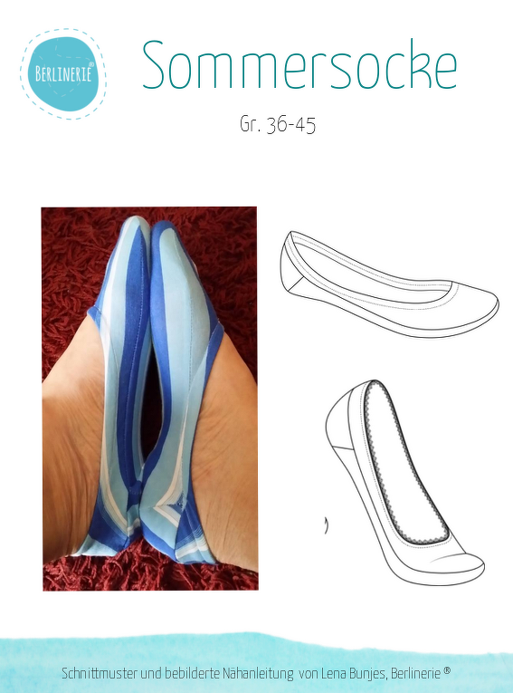 Füße in blau-weiß gestreiften Füßlingen auf rotem Teppich, daneben technische Zeichnungen der Socken