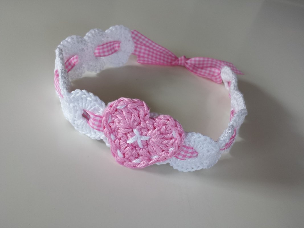 Weißes gehäkeltes Babystirnband mit rosa Herz und Bindeband