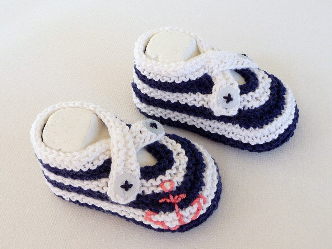 Gestrickte blau-weiße Babyschuhe mit Riemchen und Anker-Stickerei