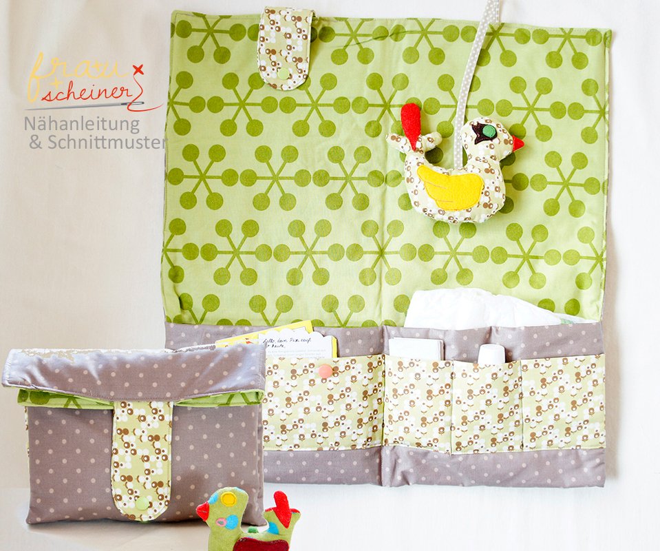 Zwei genähte Stoff‑Organizer mit grünem Retro‑Muster und grauen Punkten, dazu kleine Stofftiere als Deko.