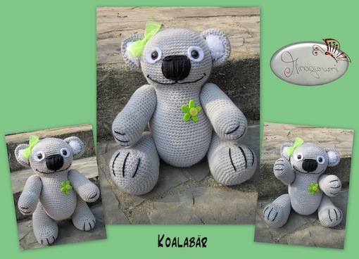 Gehäkelter grauer Koalabär Amigurumi mit schwarzer Nase, weißen Augenringen und grüner Schleife sowie Blüte, Collage aus drei Fotos