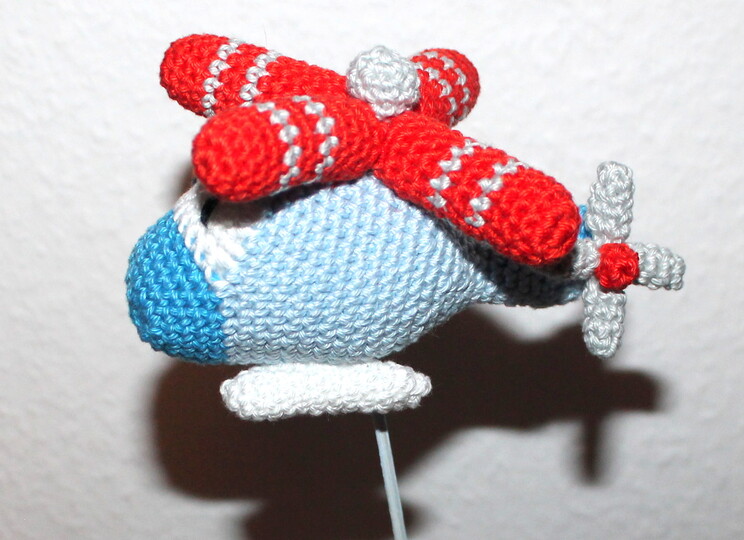 Crochet a Helicopter – baby rattle and grasping toy (EN & DE)