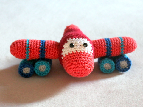Crochet an Airplane – baby rattle and grasping toy (EN & DE)