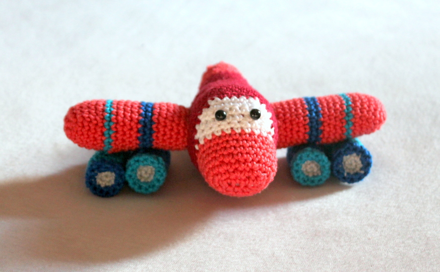 Crochet an Airplane – baby rattle and grasping toy (EN & DE)