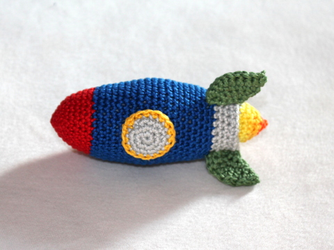 Crochet a Rocket – baby rattle and grasping toy (EN & DE)