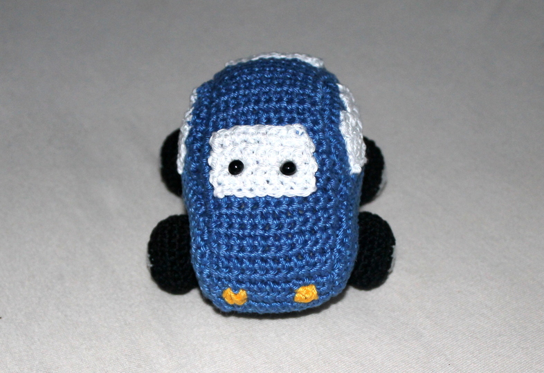 Crochet a Car – baby rattle and grasping toy (EN & DE)