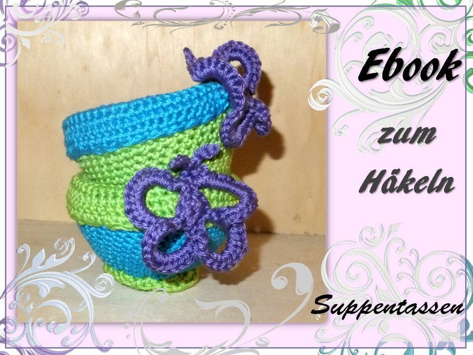 Gehäkelte Suppentassenhülle in Blau und Grün mit lila Schmetterlingen