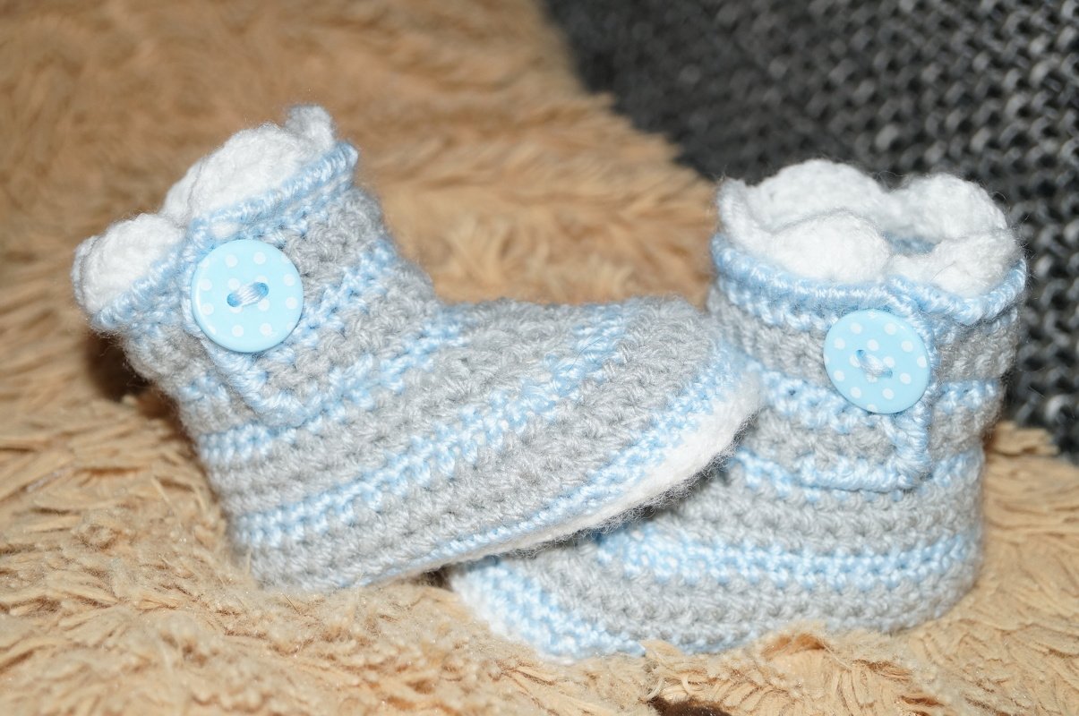 Gehäkelte Babyschuhe grau und hellblau mit gepunktetem Knopf