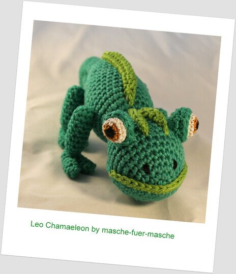 Crochet Leo the Chameleon – green amigurumi with googly eyes (EN & DE)