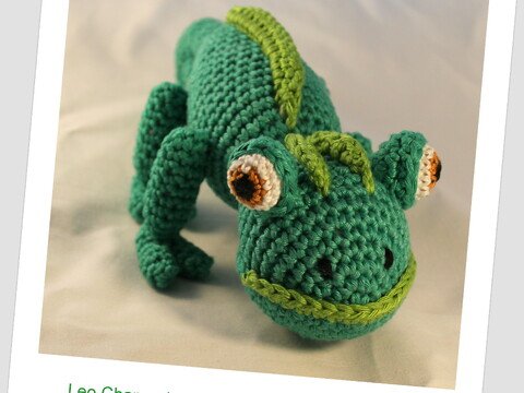 Crochet Leo the Chameleon – green amigurumi with googly eyes (EN & DE)