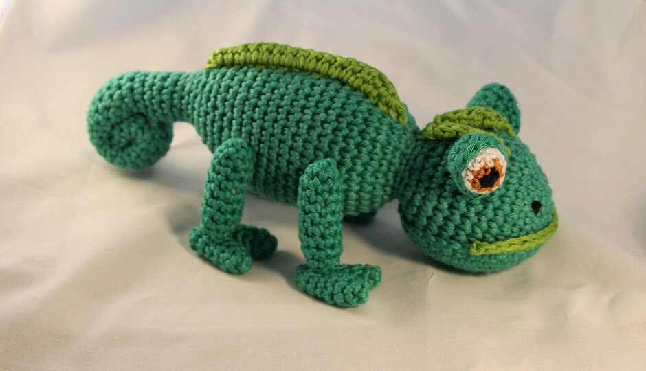 Crochet Leo the Chameleon – green amigurumi with googly eyes (EN & DE)