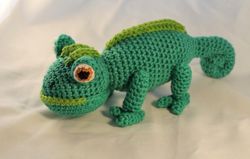 Crochet Leo the Chameleon – green amigurumi with googly eyes (EN & DE)