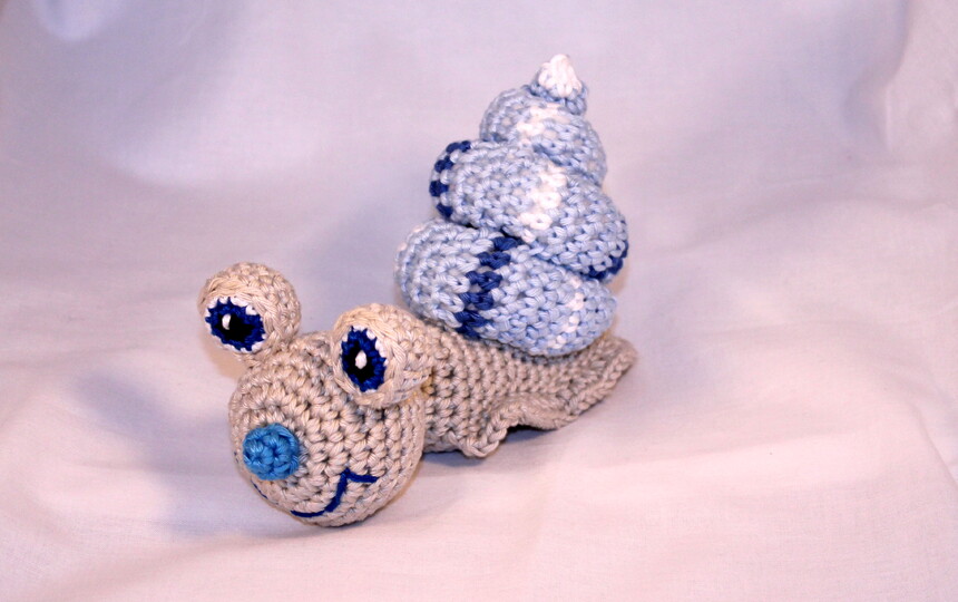 Crochet Speedy the Snail – amigurumi with a striped shell (EN & DE)