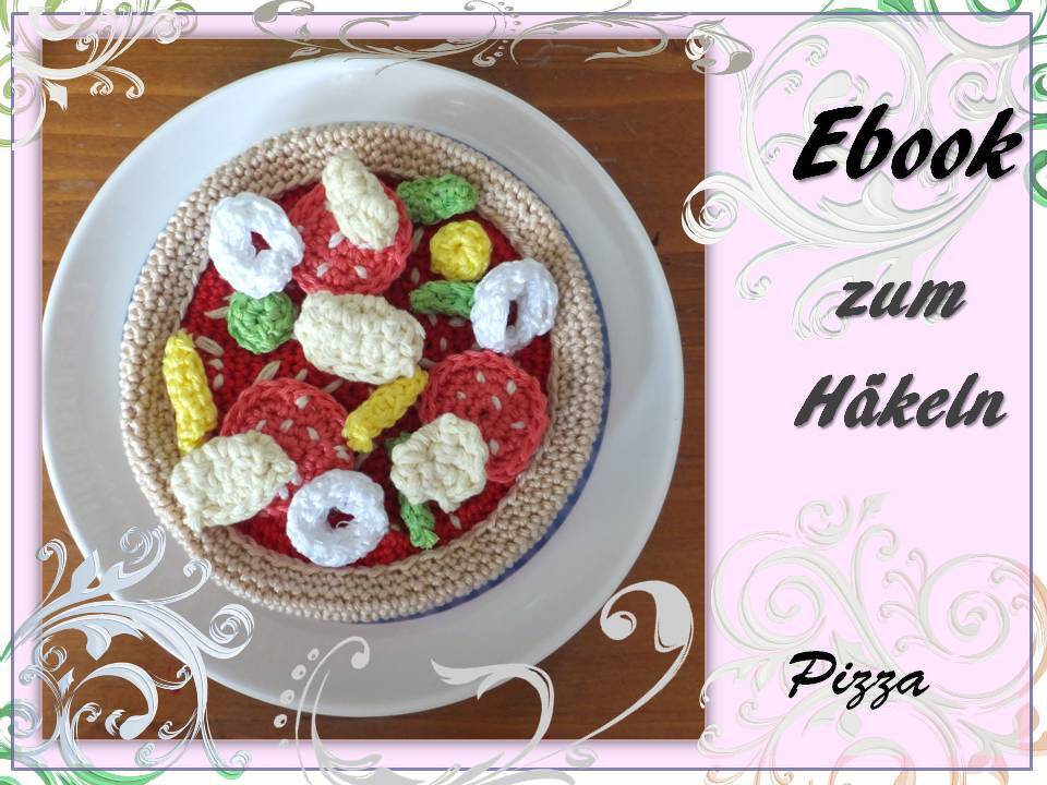 Gehäkelte Spielzeugpizza mit bunten Belägen auf weißem Teller; rechts rosa Feld mit Schrift ‚Ebook zum Häkeln‘.