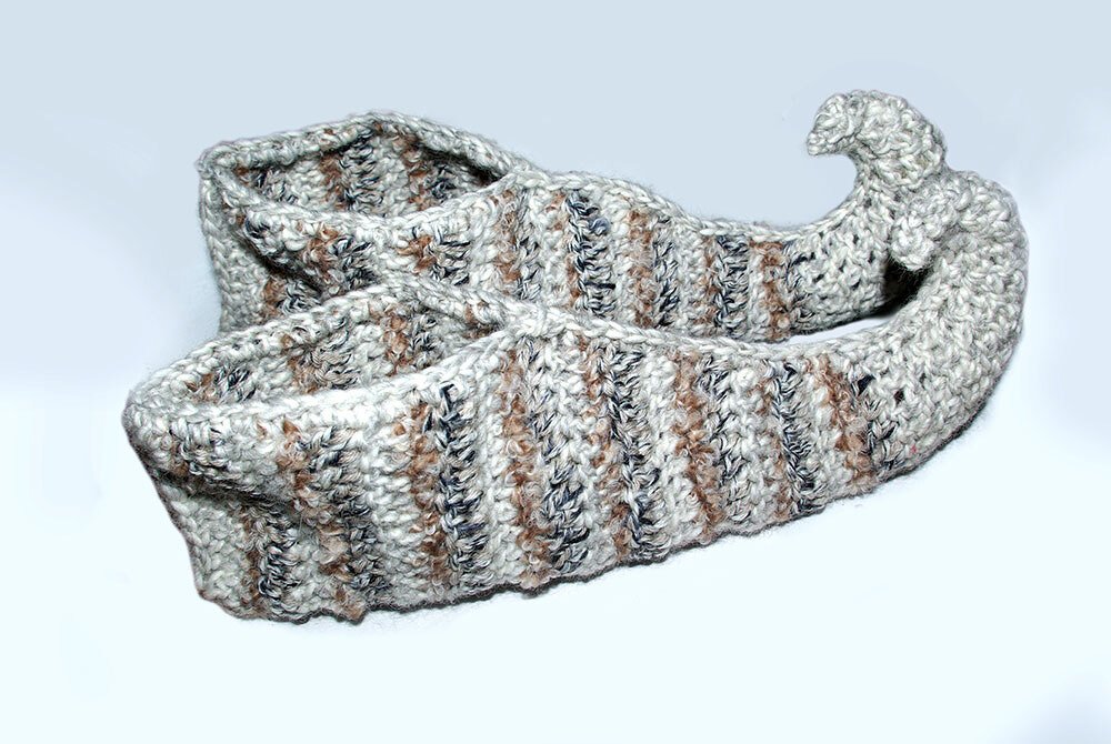 Gehäkelte Hausschuhe aus meliertem Garn mit Zipfelspitze