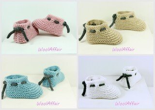 Vier Paar gestrickte Babyschuhe in rosa, beige, türkis und weiß mit dunklen Bindebändern