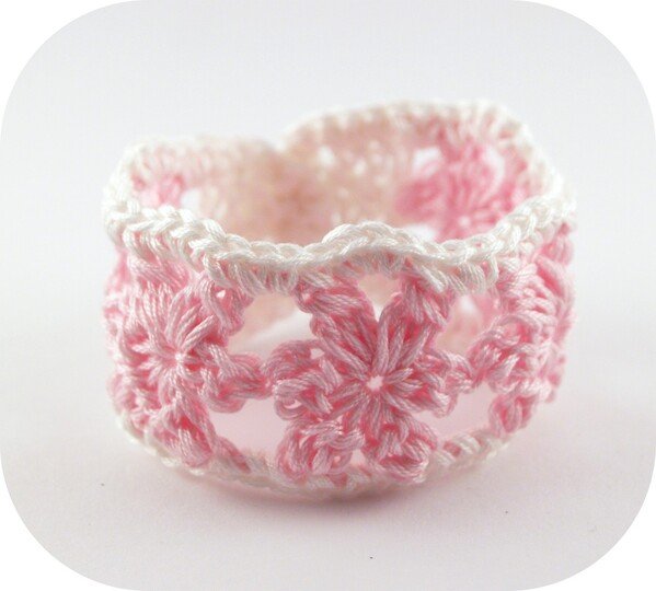 Häkelanleitung Blütenarmband & Ohrringe, gehäkelt (für Kinder)