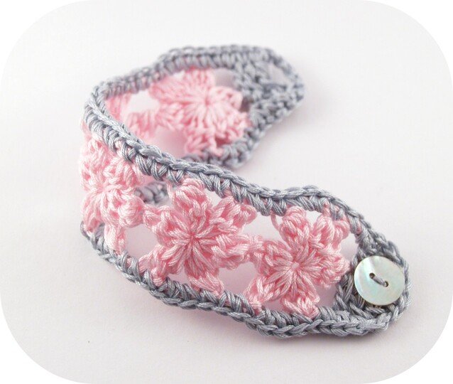 Häkelanleitung Blütenarmband & Ohrringe, gehäkelt (für Kinder)