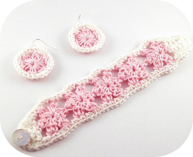 Häkelanleitung Blütenarmband & Ohrringe, gehäkelt (für Kinder)