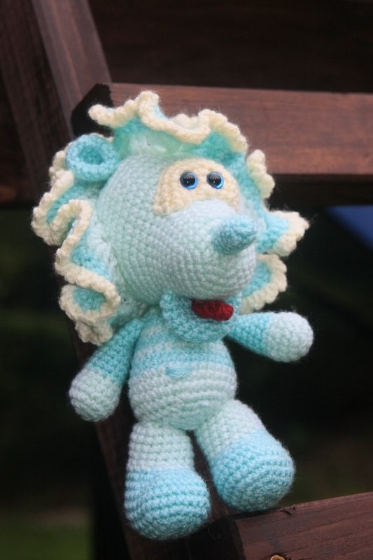 türkis-creme gehäkeltes Amigurumi mit Rüschenkragen und blauen Augen