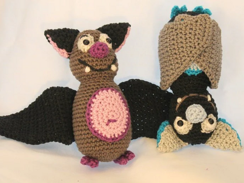 Fledermaus Häkelanleitung - Amigurumi Halloween-Deko, DE & EN