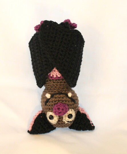 Bat crochet pattern - amigurumi Halloween decor, English & German