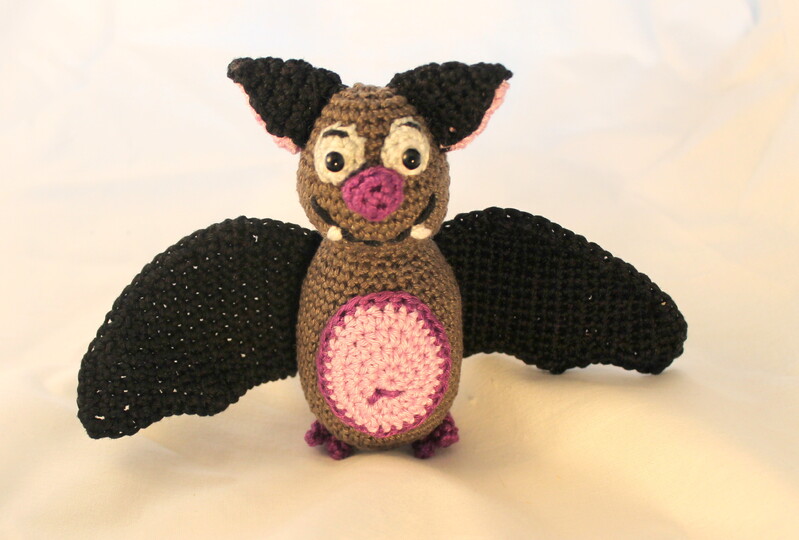 Bat crochet pattern - amigurumi Halloween decor, English & German