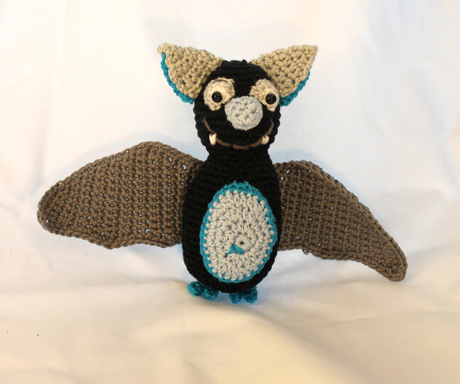 Fledermaus Häkelanleitung - Amigurumi Halloween-Deko, DE & EN