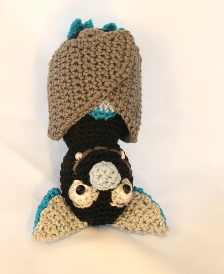 Fledermaus Häkelanleitung - Amigurumi Halloween-Deko, DE & EN