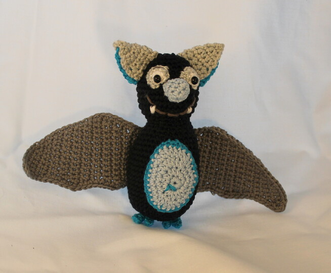 Fledermaus Häkelanleitung - Amigurumi Halloween-Deko, DE & EN