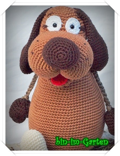 Gehäkelter Amigurumi-Hund in Braun mit roter Zunge
