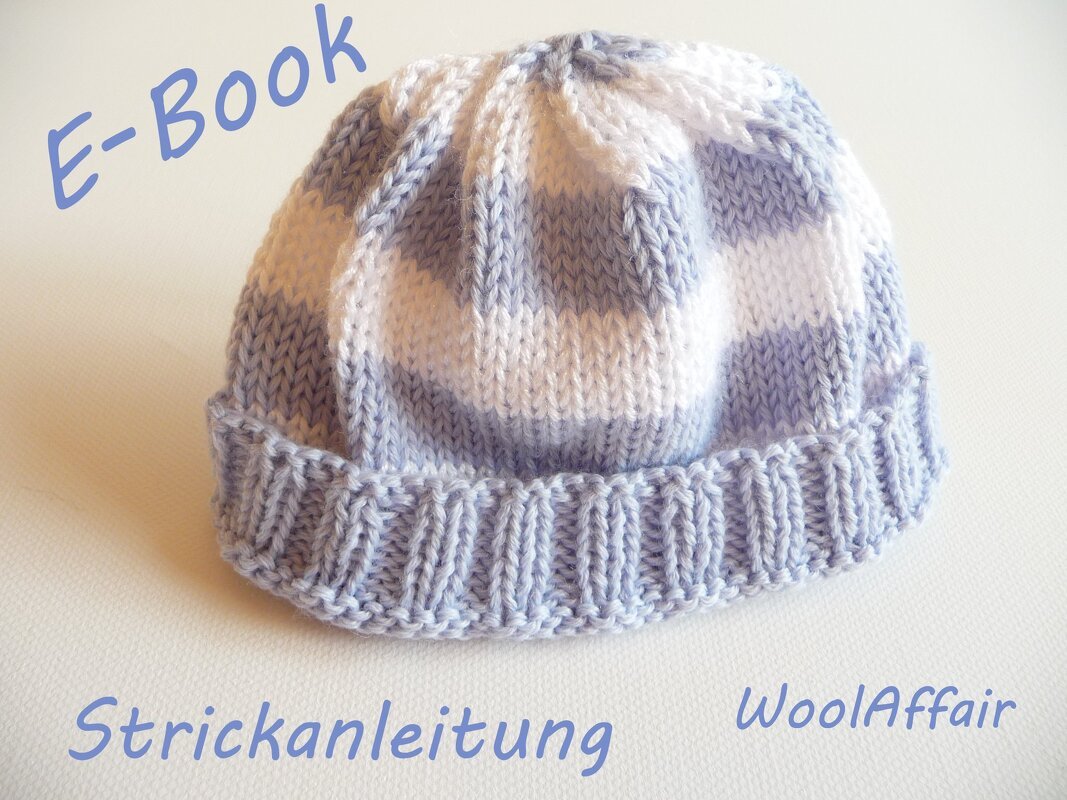 Gestrickte Babymütze mit hellblauen und weißen Streifen und umgeschlagenem Rand