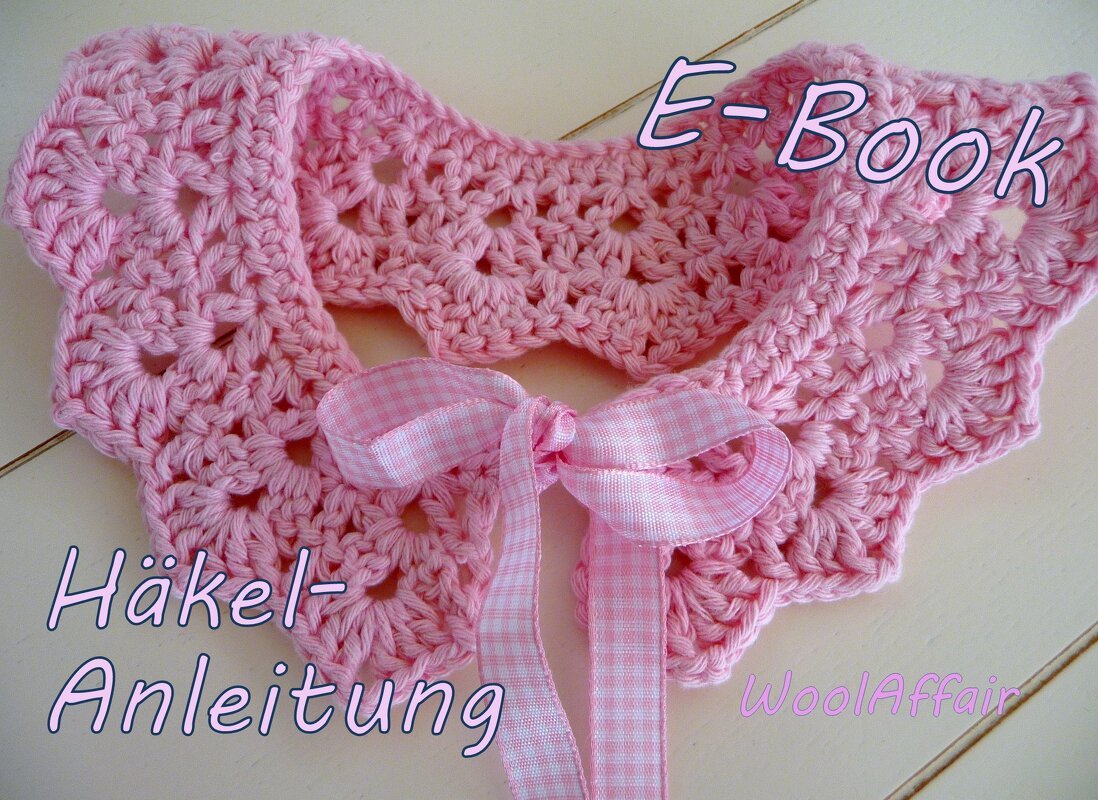 Rosa gehäkelter Babykragen mit Lochmuster und rosa-weiß kariertem Band in Schleife auf hellem Untergrund