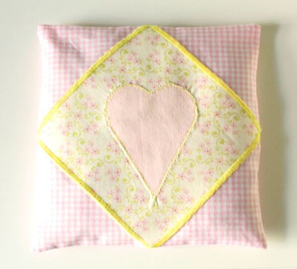 Kostenlose Nähanleitung: Kirschkernkissen mit Applikation