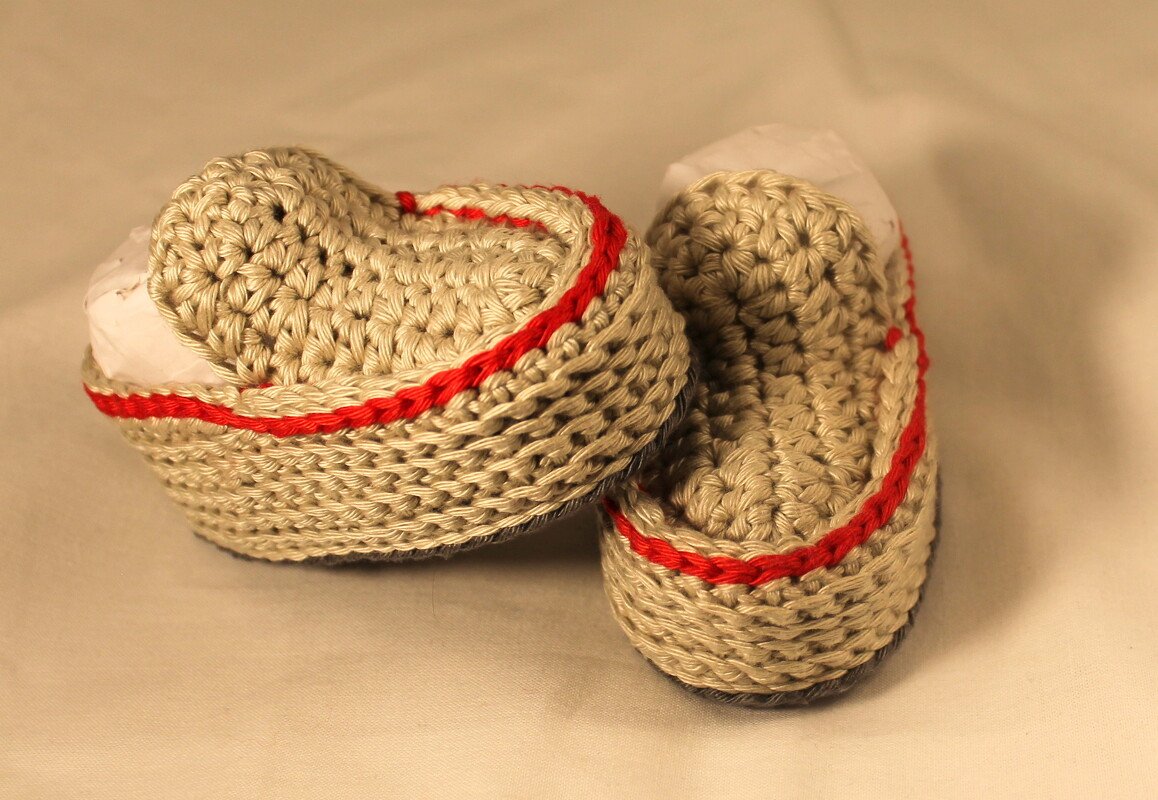 Gehäkelte Babyschuhe beige mit rotem Zierstreifen