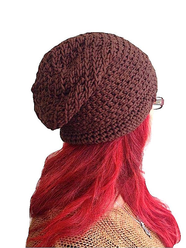Rückansicht: braune, grob gehäkelte Slouch-Mütze auf Person mit rotem Haar