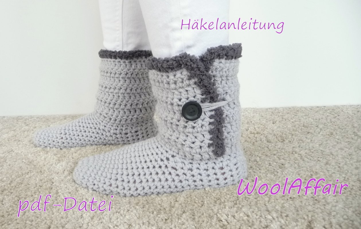Gehäkelte, knöchelhohe Damen-Hausschuhe in Hellgrau mit Knopfverschluss