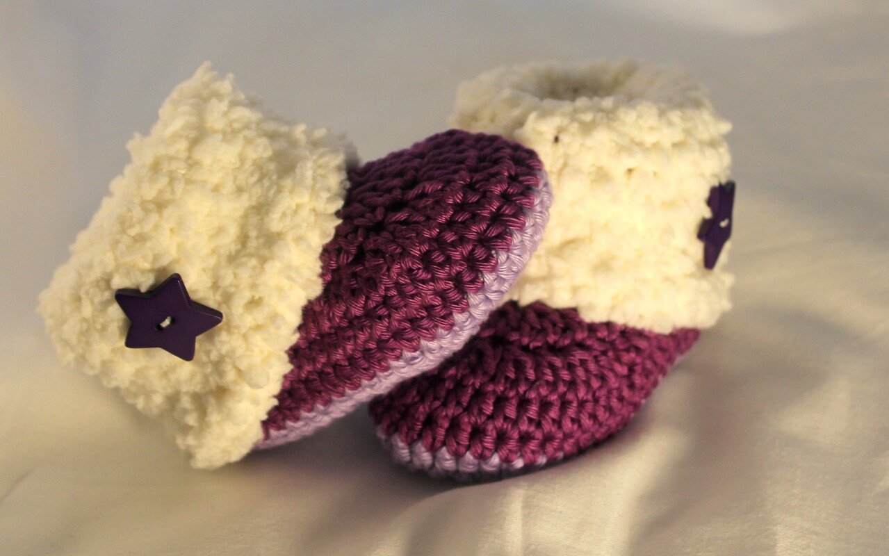Gehäkelte Babyschuhe Violett und Creme mit flauschigem Umschlag und Sternknopf