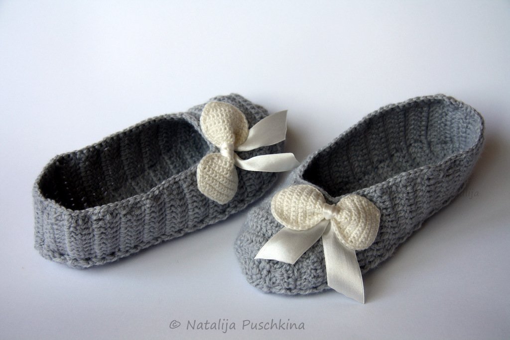 Gehäkelte graue Damen-Ballerinas mit cremefarbener Schleife