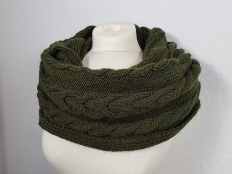 07 Strickanleitung XXL Loop Zopfmuster grün