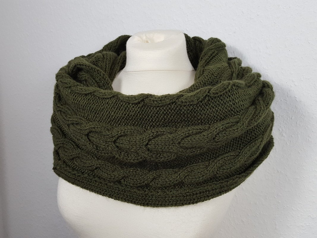 07 Strickanleitung XXL Loop Zopfmuster grün