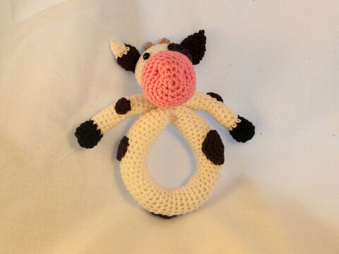 Crochet a Cow Rattle – baby grasping ring with spots (EN & DE)