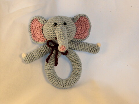 Crochet an Elephant Rattle – baby grasping ring with trunk (EN & DE)