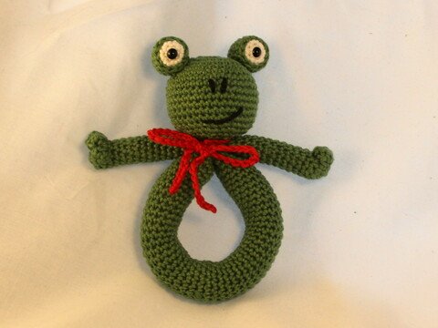 Froschrassel häkeln – Babyrassel mit Greifring und Glupschaugen (DE & EN)