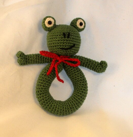 Crochet a Frog Rattle – baby grasping ring with googly eyes (EN & DE)