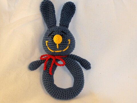 Crochet a Bunny Rattle – blue bunny on a baby grasping ring (EN & DE)