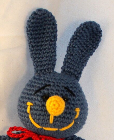 Crochet a Bunny Rattle – blue bunny on a baby grasping ring (EN & DE)