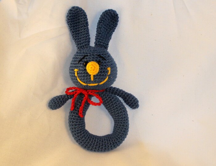 Hasenrassel häkeln – blauer Hase auf dem Greifring fürs Baby (DE & EN)