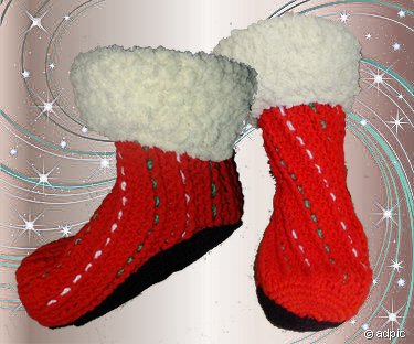 Rote gehäkelte Socken mit flauschigem weißen Umschlag und weißen Ziernähten